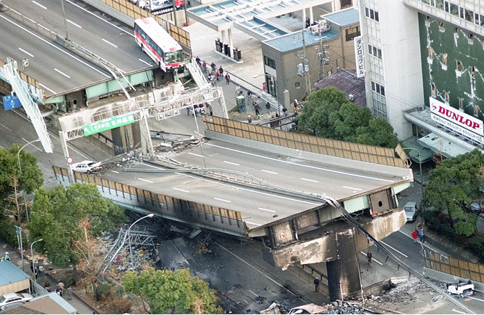 阪神大震災で高架橋が落下した阪神高速神戸線