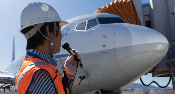 航空機の誘導シーン